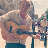 Filmov Draco Malfoy vyhrval na kytaru v prask ulici Na Pkop.