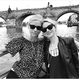 Naomi Watts vyrazila s kamardkou relaxovat na Vltavu.