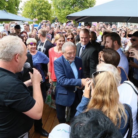 Karla Gotta na kadm kroku hldali bodyguardi.