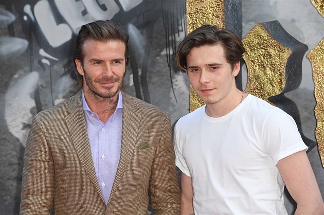 Brooklyn Beckham je synem bývalého fenomenálního fotbalisty Davida Beckhama.