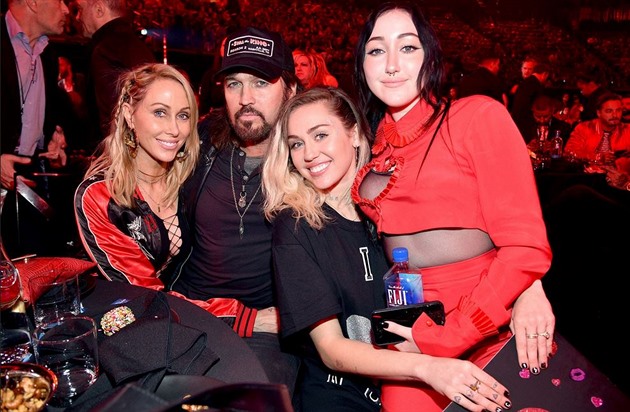 Miley Cyrus svojí rodinu zbouje a ségru Noah podporuje v kariée.