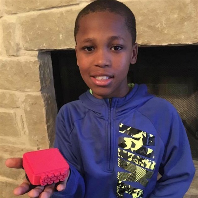 Desetiletý Bishop Curry se svým 3-D modelem pístroje Oasis