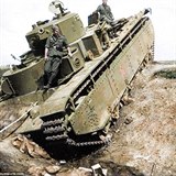 Nmci na znienm ruskm tanku T-35, kter ml neobvyklou konstrukci a byl...