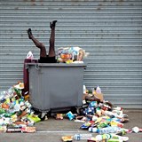 Fotografie francouzskho umlce Antoina Repess upozoruje na mnostv odpadk,...