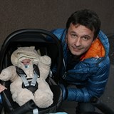 astn s manelkou a novorozenm synem v roce 2011.