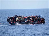 Italská pobení strá zasahovala I u potopení této lodi plující z Libye pes...