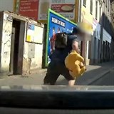 Hledan recidivista pelil ped policejn hldkou s plykem v ruce.