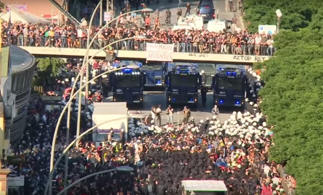 Policie bhem prvního dne protest proti summitu G20 v Hamburku zasáhla vodními...