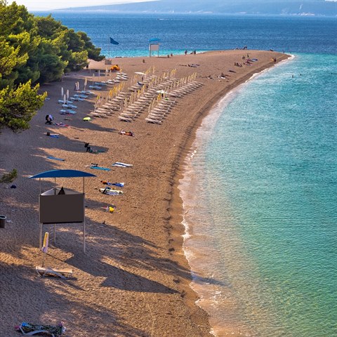 Zlatni Rat mn svj tvar v zvislosti na smru vln.