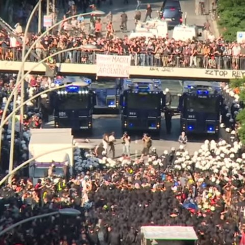 Policie bhem prvnho dne protest proti summitu G20 v Hamburku zashla vodnmi...