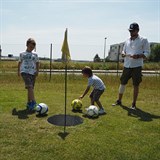 Boek Slezek se syny na fotbal golfu.