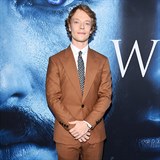 Alfie Allen coby Theon Greyjoy oblkl netradin hnd oblek.