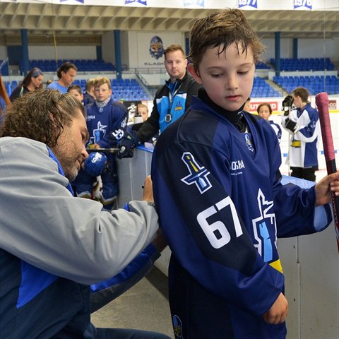 Na Kladn Jaromr Jgr tradin navtvuje hokejovou kolu.