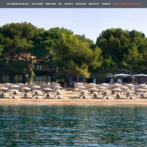 Dovolené v hotelu, kde stojí podle Booking.com pokoj i dvacet tisíc korun za noc, si užívali Paroubkovi každé léto od roku 2013, kdy jim dějiště slavných četnických filmů učarovalo.