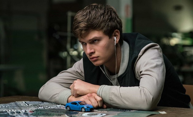 Ansel Elgort hraje ve filmu Baby Driver