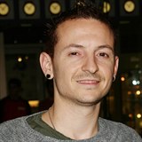 Chester Bennington byl nalezen mrtv ve svm byt v LA.