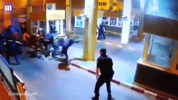 Policista kope do marockých migrantů. Policista kope do marockých migrantů.