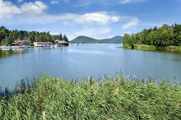 Notoricky znm Mchovo jezero se nachz v romantickm kraji nedaleko Doks a...