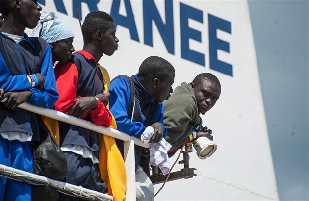 Zachránní migranti na plavidlech ecké a italské pobení stráe.