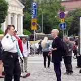 Policie na mst toku v Turku ukliduje dav lid.