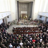 Zaplnn sl stranickho krematoria na pohbu Jaroslava Klemee.