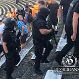 Na konci derby se hradet ultras pobili s ochrankou. Musel zashnout policie.