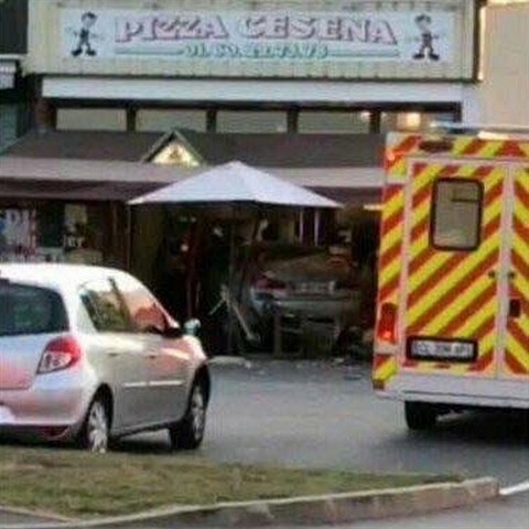 Nedaleko Pae najelo auto do zahrdky u pizzeria.