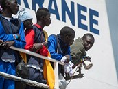 Zachránní migranti na plavidlech ecké a italské pobení stráe.