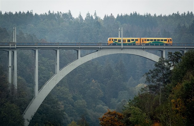 Mostu pes Lunici v Bechyni se pezdívá Duha. Jezdí po nm vlaky i auta.