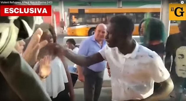 Vzteklí migranti atakovali autobus s idiam v Itálii.