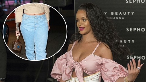Rihanna okovala svými stehny.