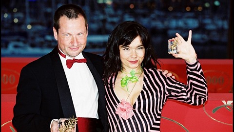 Lars ml Björk eptat do ucha nesluné návrhy a proti její vli ji osahávat.