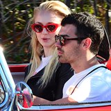 Joe Jonas a Sophia Turner jsou zasnoubeni.