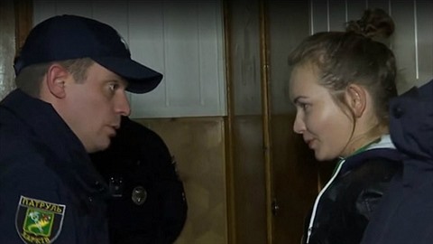 Alina se pi rozhovoru s policistou nepochopiteln uculuje.