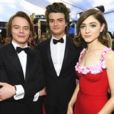 Charlie Heaton (vlevo) ze serilu Stranger Things