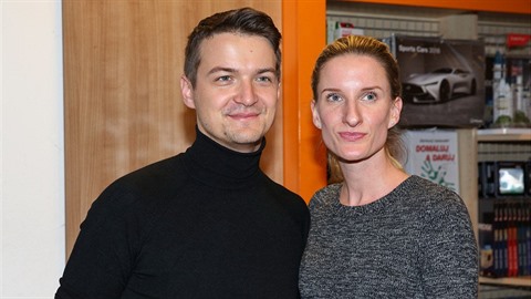 Adéla Banáová a její manel Viktor Vincze mají problém.