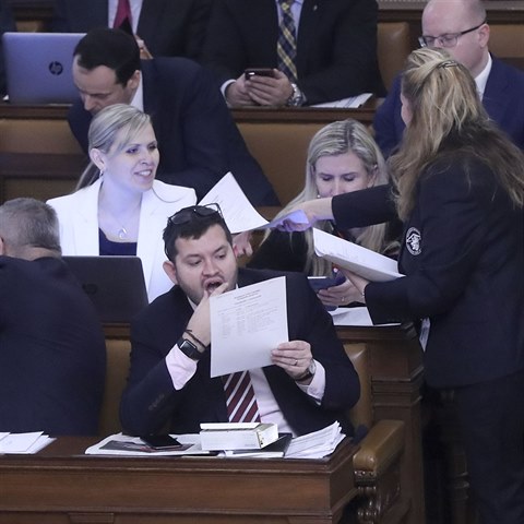 Ministr Chvojka zavedl nový trend, hodinky na obou zápěstích.