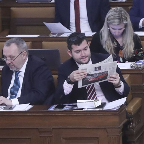 Chvojka je obětí dnešní doby, kdy informace nestíháme ani přijímat, valí se to na něj z novin, ze smartphonu i z chytrých hodinek.