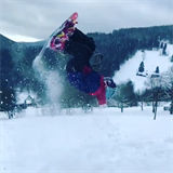 Vanessa um na snowboardu salto vzad.