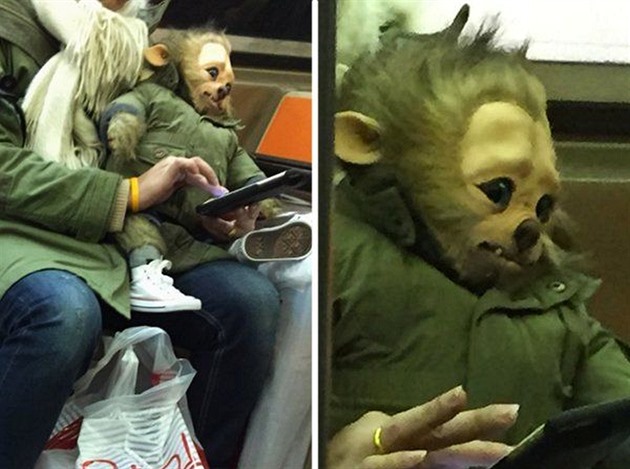 Cestující v metru dsí lidi svou podivnou panenkou