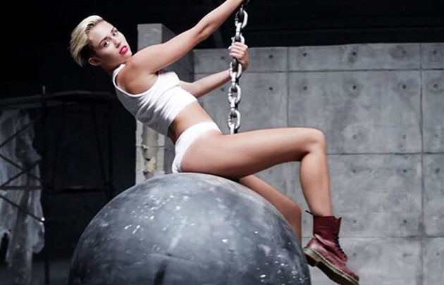Miley Cyrus (videoklip - Wrecking Ball)
