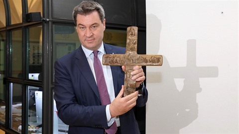 Bavorský premiér Markus Söder ped vyvením kíe na úad místní vlády.