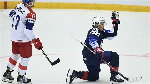 Amerian Patrick Kane slaví vítzný gól ve tvrtfinále mistrovství svta. ech...