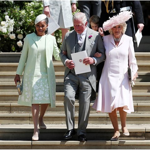 Doria má zelený kostýmek, tím se přibližuje královně Alžbětě.