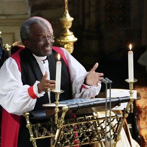 Černošský kněz Michael Curry, který se postaral o pozdvižení.