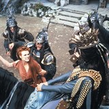 Brigitte Nielsen ve filmu Rud Sonja po boku Arnolda Schwarzeneggera, se kterm...