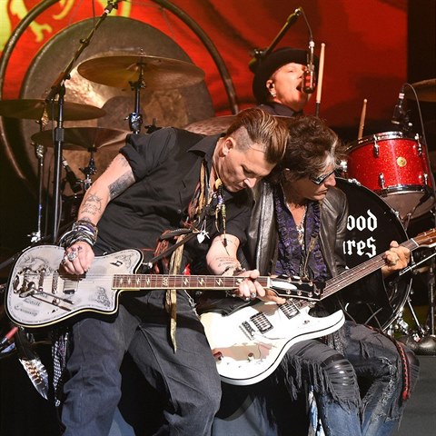 Hollywood Vampires vystoupí jako předskokani Ozzyho Osbourna v Praze. Kapelu založil Alice Cooper, Johnny Depp a Joe Perry z Aerosmith.