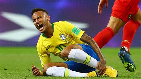 Neymar se ukázal jako mistr světa v simulování. A teď ho paroduje celý svět. Neymar se ukázal jako mistr světa v simulování. A teď ho paroduje celý svět.