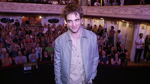 Robert Pattinson v Mstském divadle v Karlových Varech.