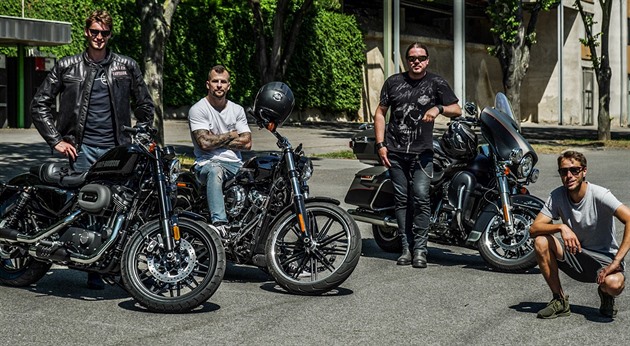 Uka káru s muzikanty na Harley-Davidson